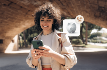 Imagen de una mujer mirando la inversión automatizada en su teléfono inteligente.