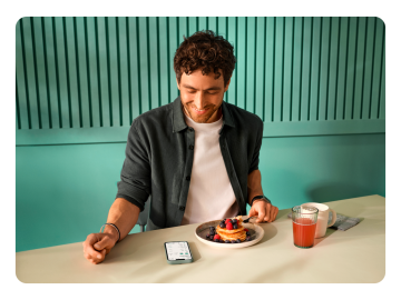 L'uomo che fa colazione e guarda è mobile.