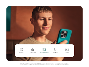Ein lächelnder Mann hält ein Smartphone, wobei die untere Navigationsleiste der App den hervorgehobenen Reiter „Investitionen“ zeigt.