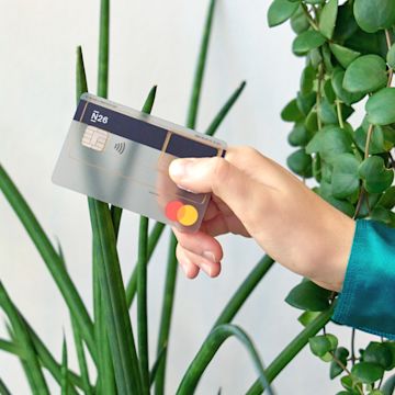 Mano sosteniendo una tarjeta de débito transparente de N26.