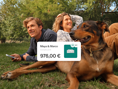 Una pareja se relaja en la hierba con su perro, y una superposición de pantalla de teléfono muestra un saldo de cuenta conjunta de 976,00€.