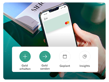 Hand hält ein Mobiltelefon, auf dem die virtuelle N26-Karte zu sehen ist. Im Vordergrund befindet sich ein Popup mit vier Schaltflächen: Geld hinzufügen, Geld senden, geplant und Einblicke.
