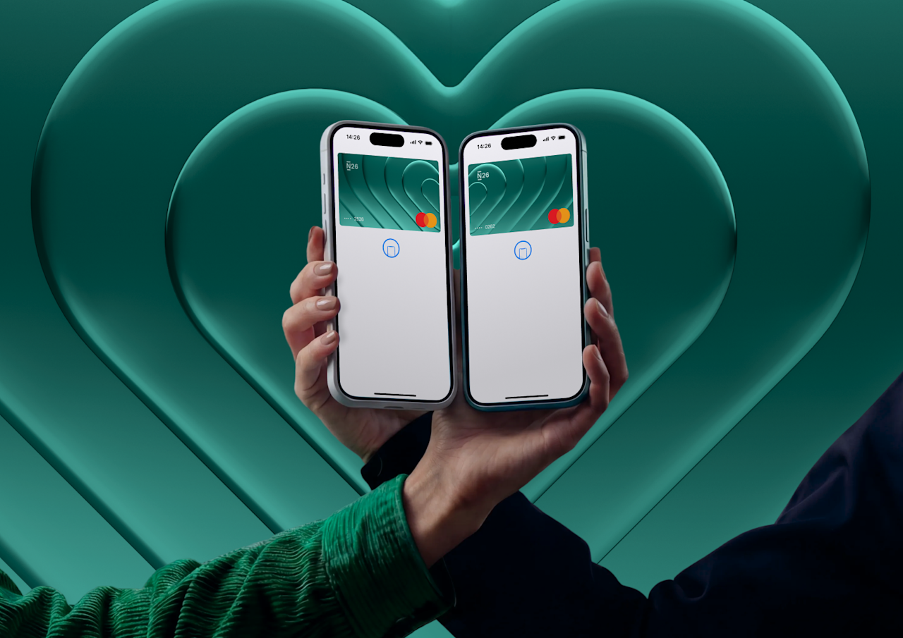 Deux personnes tiennent des smartphones affichant des cartes virtuelles assorties sur le thème du cœur turquoise sur un fond de cœurs.