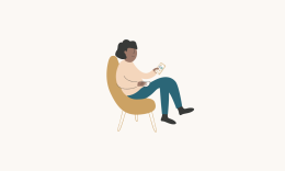 Persona seduta su una sedia tramite smartphone.