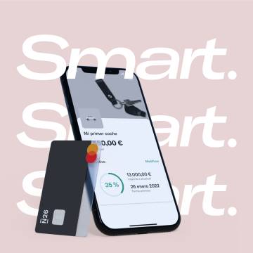 Imagen de un teléfono móvil que muestra una subcuenta en la pantalla y una tarjeta de débito en el lado negro.