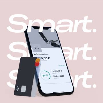 Bild eines Handy ein Unterkonto auf dem Bildschirm und eine schwarze Debitkarte in der Seite zeigt,.