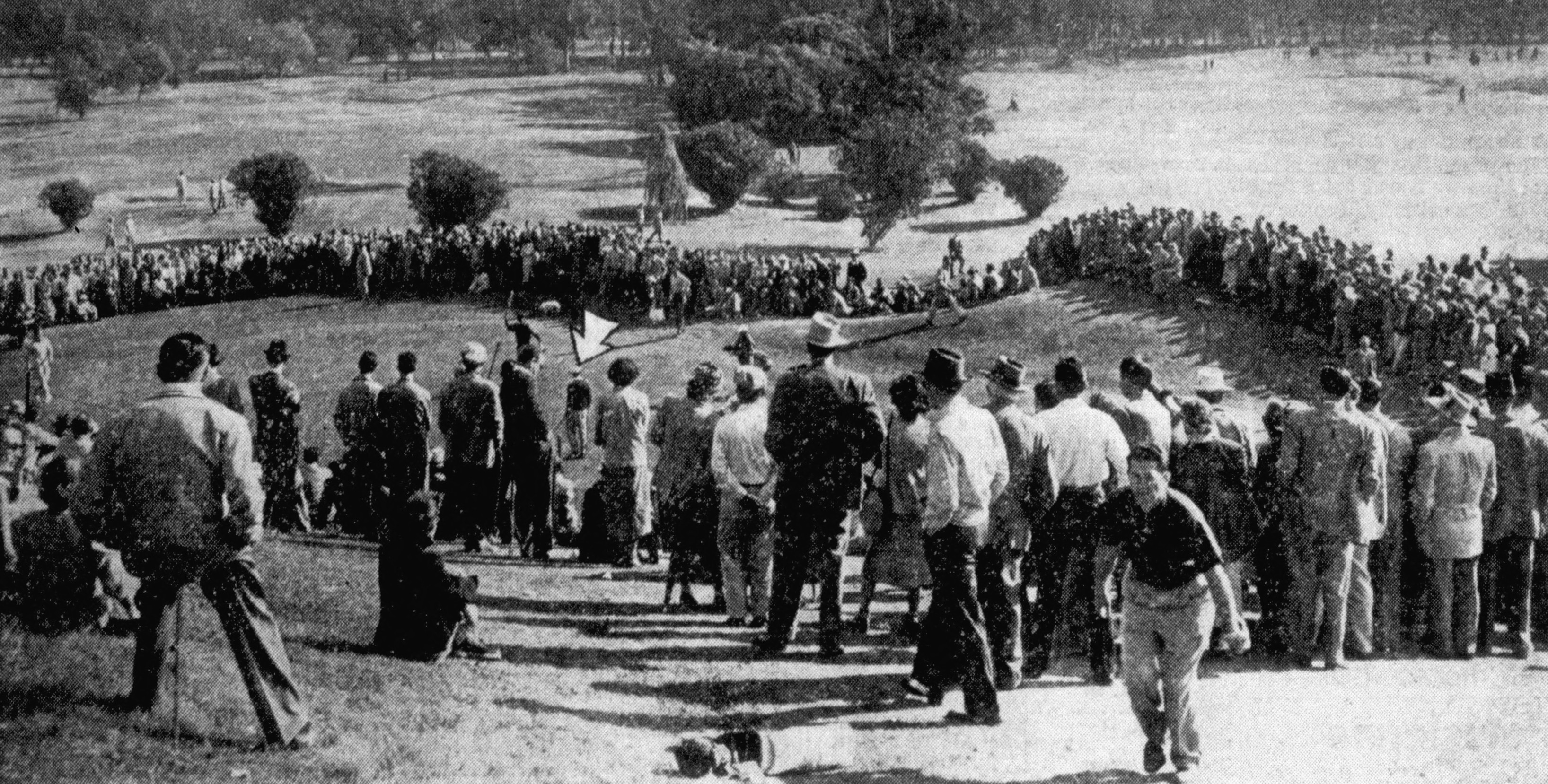 Spectators during the 1949 Los Angeles Open at Riviera Country Club. Public domain (Los Angeles Daily News, 1949), via Wikimedia Commons: File:1949_Los_Angeles_Open.jpg.
