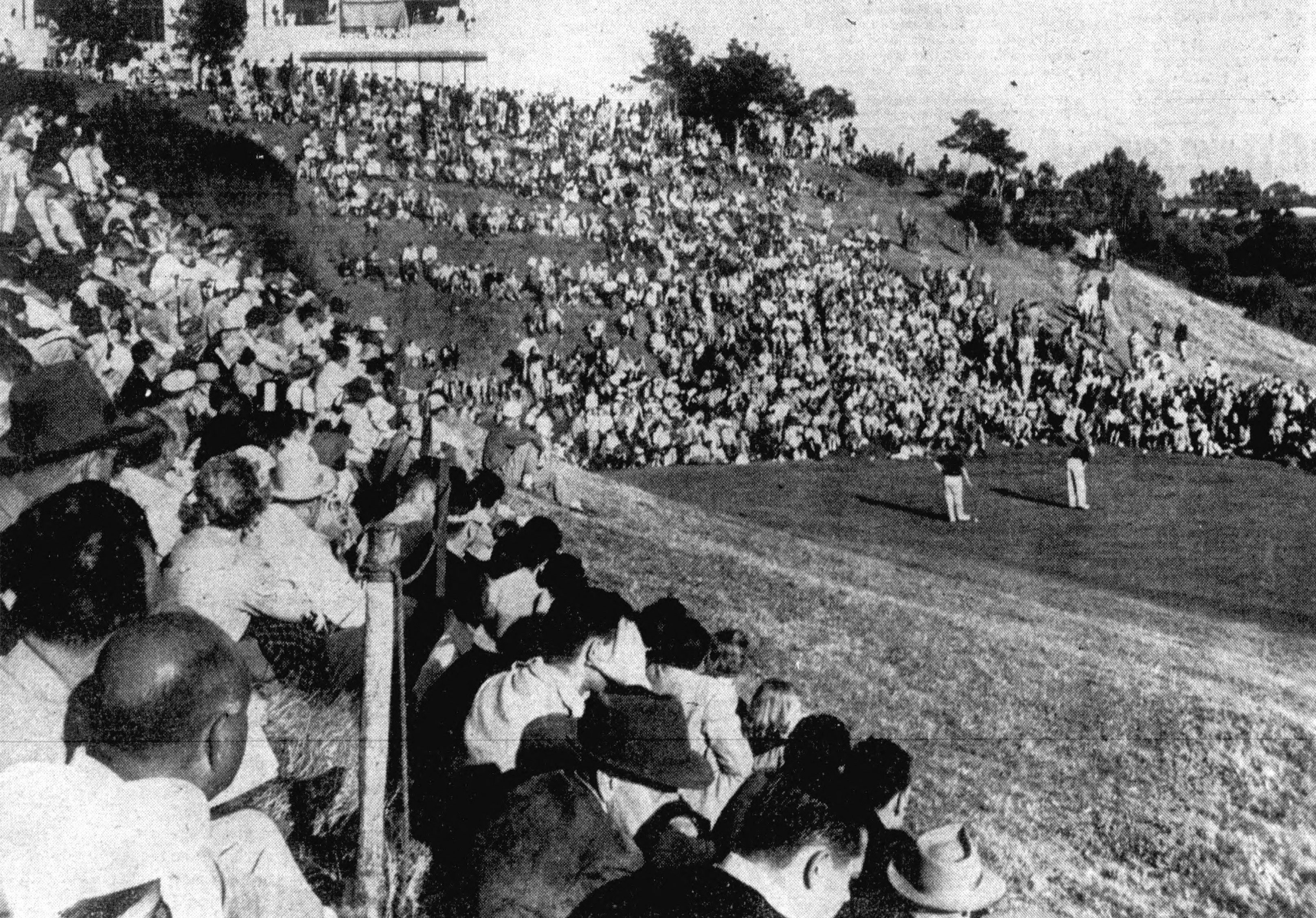 The gallery surrounding the 18th green at Riviera Country Club during the 1951 Los Angeles Open. Public domain (published in the US 1931-1977 without copyright notice); Los Angeles Daily News, January 7, 1951, via Wikimedia Commons: https://commons.wikimedia.org/wiki/File:18th_hole_at_the_1951_LA_Open.jpg