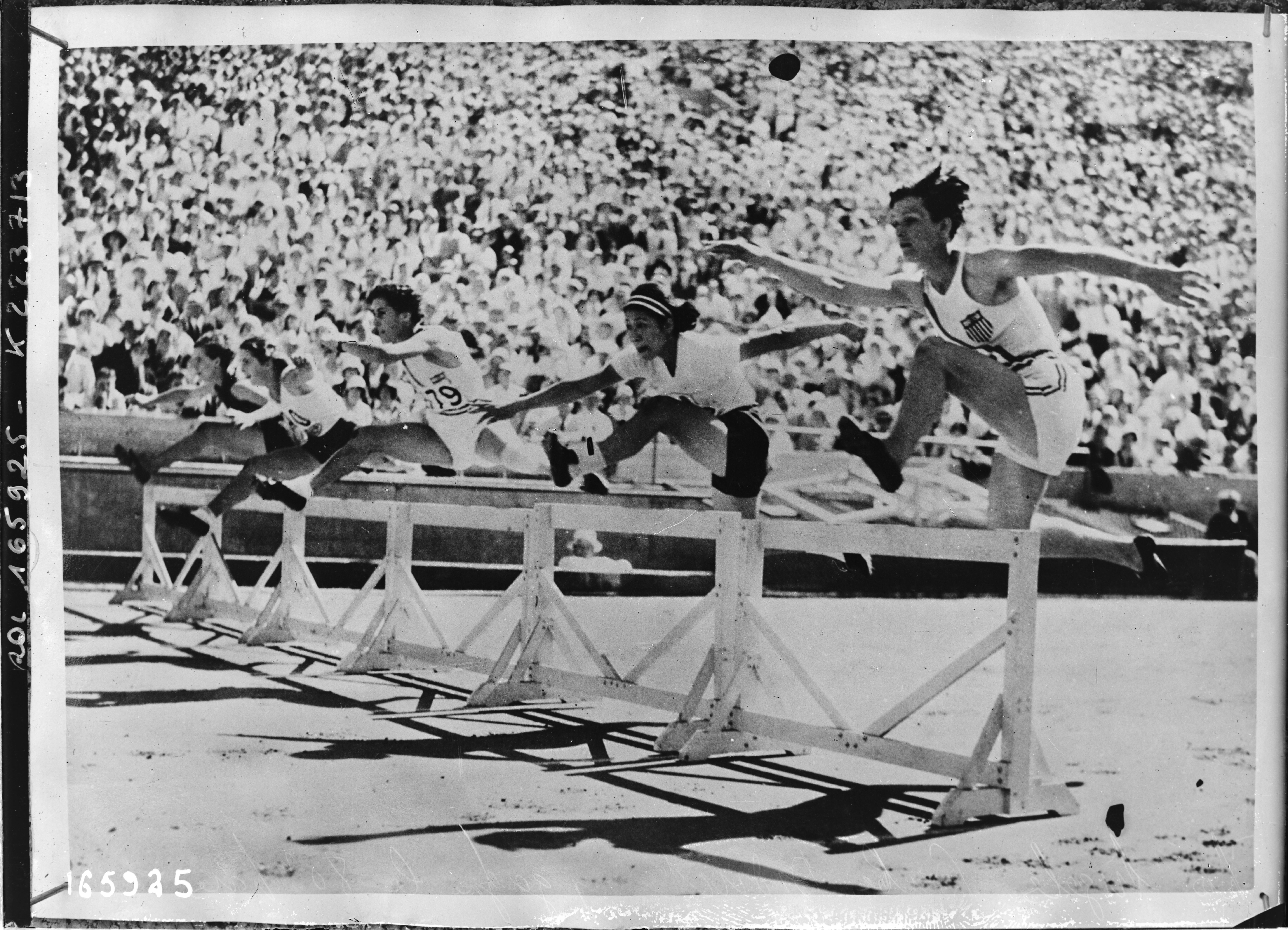 Babe Didrikson winning the 80-meter hurdles at the 1932 Los Angeles Olympic Games, August 9, 1932. Agence Rol press photograph, Bibliothèque nationale de France (Gallica), via Wikimedia Commons. Public domain (author died more than 70 years ago; published abroad before 1989 without notice). Source: https://commons.wikimedia.org/wiki/File:Los_Angeles,_Babe_Didrickson_gagne_le_80_m_haies_-_btv1b532584280.jpg