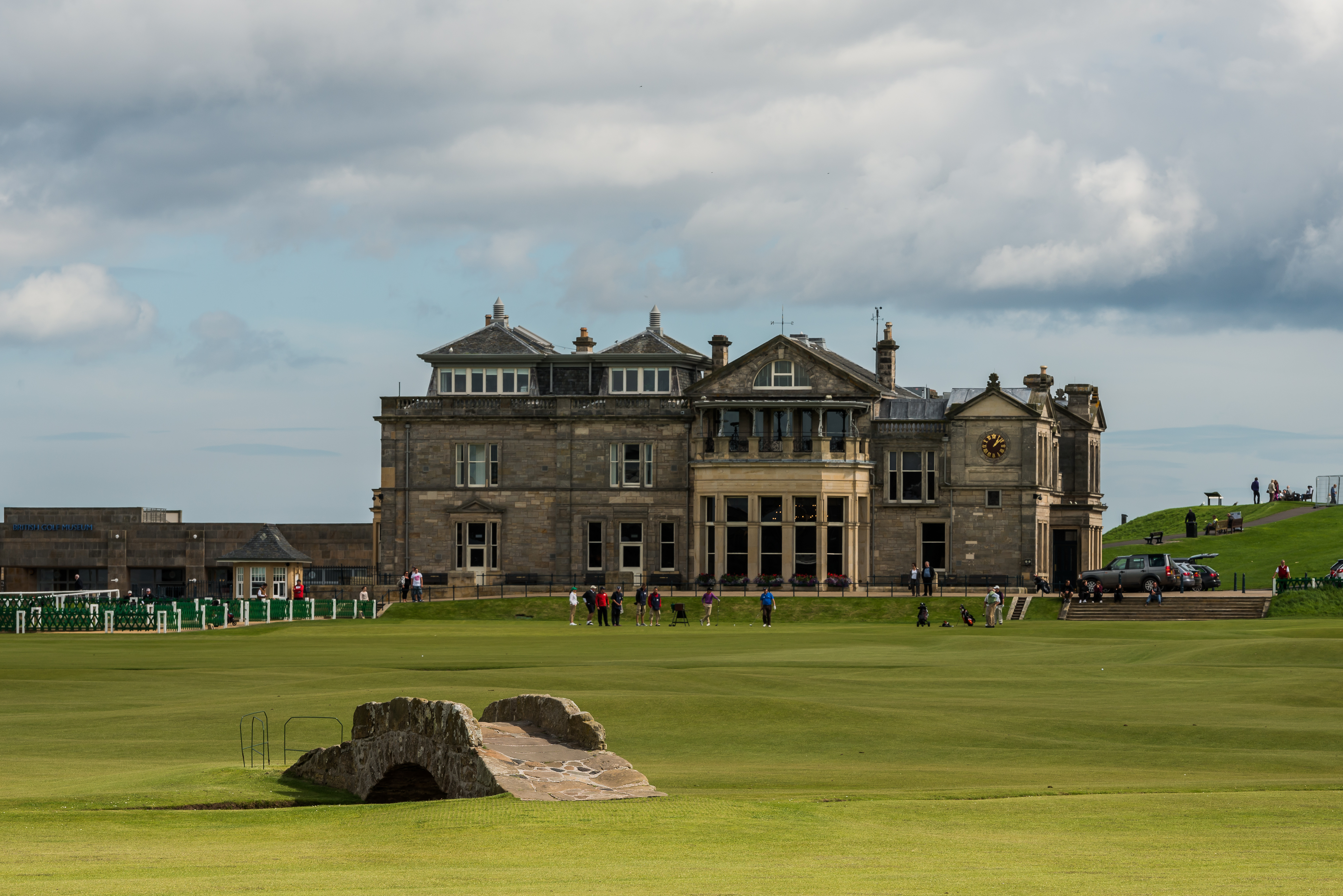 The R&A Clubhouse and Swilcan Burn bridge on the Old Course at St Andrews, where Tony Lema won the 1964 Open Championship. Photo by Optograph, CC BY-SA 3.0 Unported, via Wikimedia Commons (https://commons.wikimedia.org/wiki/File:R%26A_Clubhouse,_Old_Course,_Swilcan_Burn_bridge.jpg).
