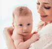 Een twee maanden oude baby: Blij om een vertrouwd gezicht te zien