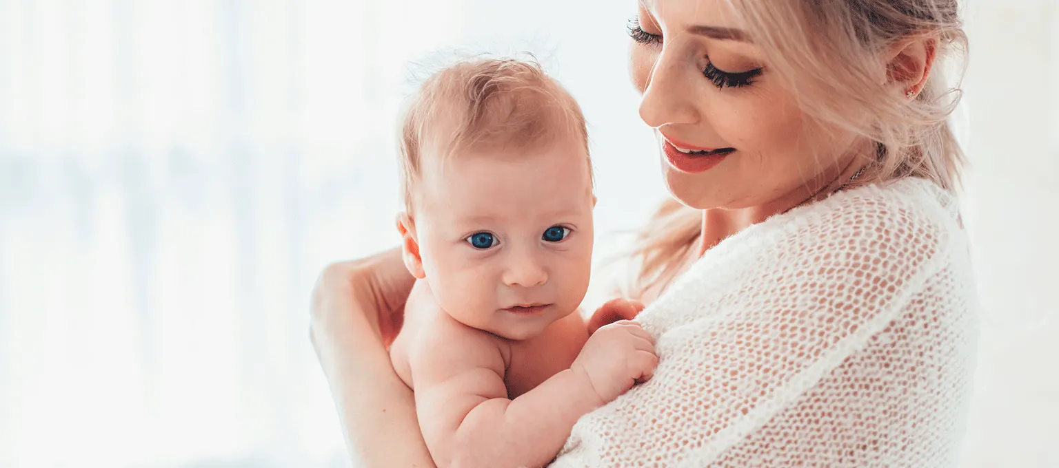 Een twee maanden oude baby: Blij om een vertrouwd gezicht te zien