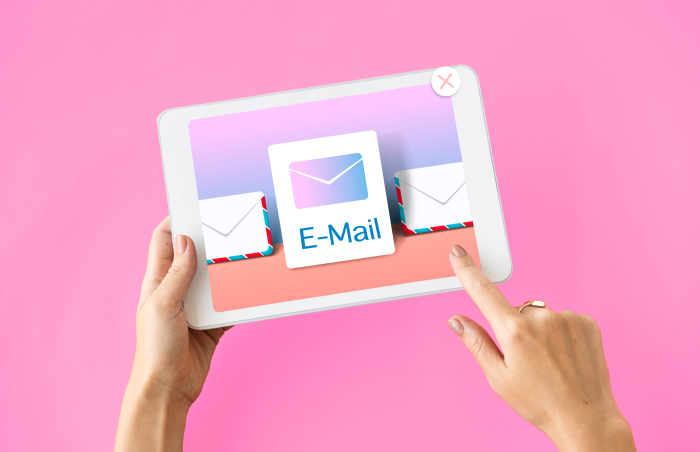 Shopify doesn’t offer email hosting, but you can still set up professional email communication. This guide covers the best solutions, from email forwarding for custom domains to integrating third-party providers like Zoho Mail, Google Workspace, and Microsoft 365.