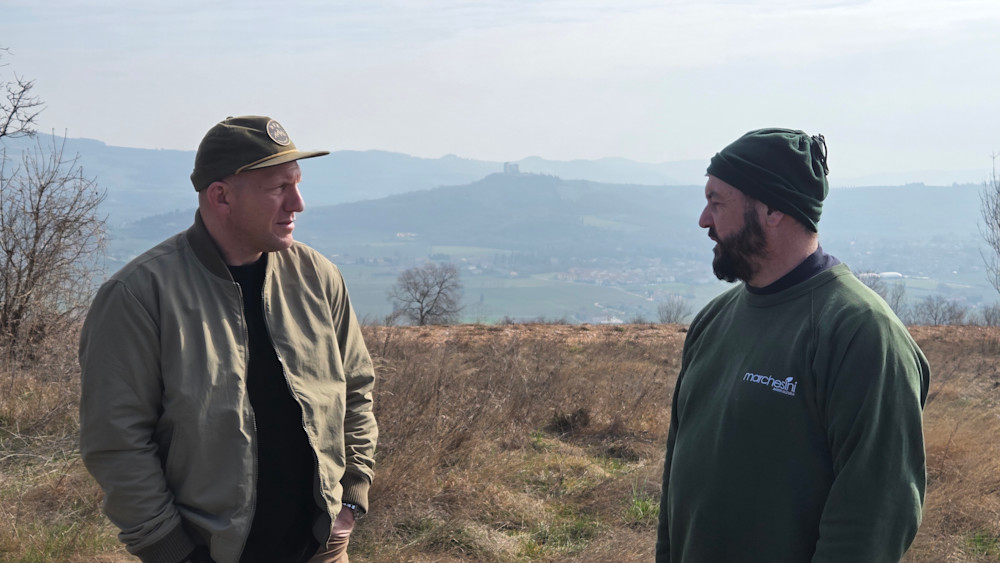 Franc (L) and Mirko (R): deep in winemaker chat, while the rest of us admired the view.