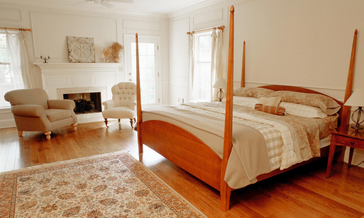 1A four-poster bed with skinny posts on each corner.