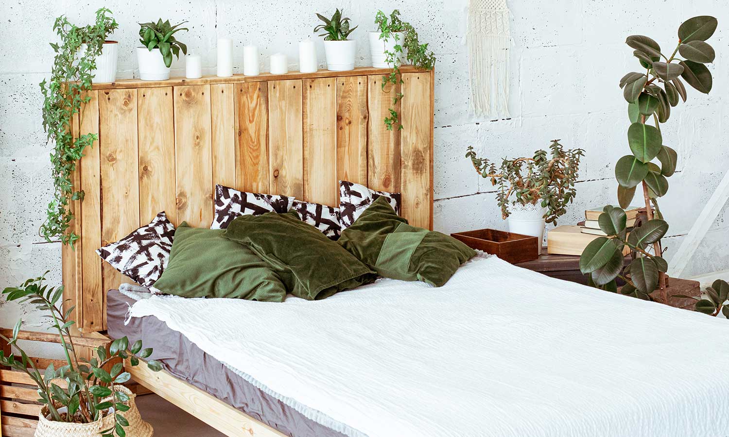 75 Diffe Types Of Beds For Every, Vintage Metal Bed Frame California King Size