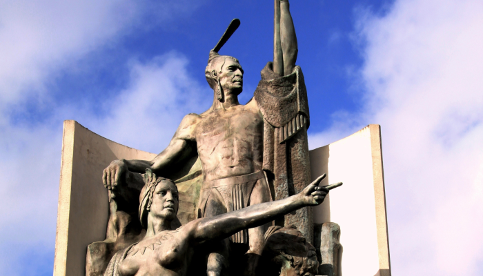 Close up of statue on Wellington waterfront. It shows Kupe, his wife Hine Te Apārangi, and his tohunga (priest) Pekahourangi.