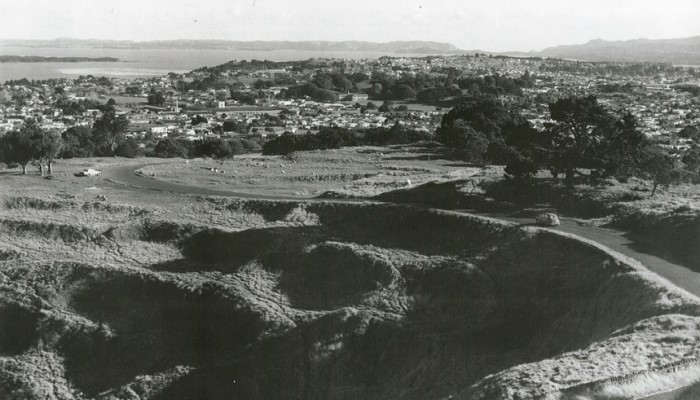 Image: Maungakiekie Pā, One Tree Hill, 1965 (16695862754) (https://commons.wikimedia.org/wiki/File:Maungakiekie_P%C4%81,_One_Tree_Hill,_1965_(16695862754).jpg) from Archives New Zealand on Wikimedia Commons.