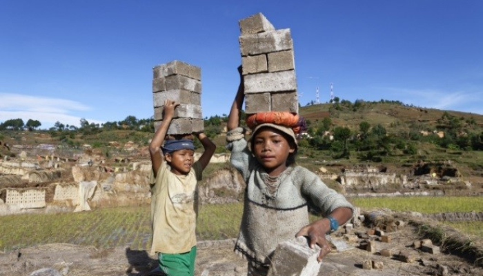 Image: Child labour in Madagascar (https://commons.wikimedia.org/wiki/File:Child_labour_in_Madagascar.jpg) by © ILO/M.CROZET on Wikimedia Commons. CC BY-SA 4.0 (https://creativecommons.org/licenses/by-sa/4.0/deed.en). Image cropped.
