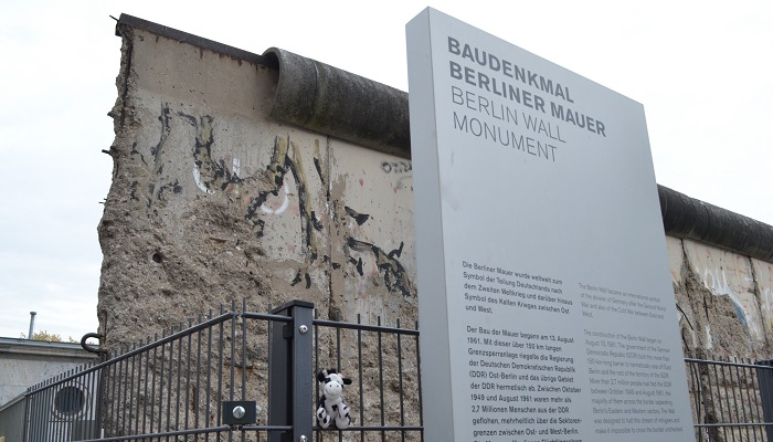 Image: Berlin Wall monument (https://www.flickr.com/photos/mag3737/45396774675/in/photolist-2caykvD-aWb81-8TFW79-oNuy-4BdF2Y-8DMUeQ-LC1SNk-SyFn2y-pMu9sR-MQ1Cf-zNnD8Q-aucuow-VBsdKe-6QJDSK-wNx6en-bp1xKb-2gU7aX3-a2AeQc-7KEuTy-9dDfpC-9PY7Qf-nxsMBS-UFYfWp-RgWtkc-ybrbkQ-QJa4LZ-dHy7pd-5uePv-bU5yVk-3MRhxY-7jjE3j-DFMsLs-bFaNYG-aR4k6M-2hHVnzb-7qNJaZ-NFeNNw-Gw1CkZ-VrLshS-6Bydss-bN8hnV-3gtgg-7hnYdy-P1639e-9YXDg-7egx5i-2gU7aGP-fp74C-8eV2K2-yztD2) by Tom Magliery on Flickr.
