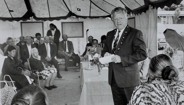 1991 black and white photo of Manukau Mayor Barry Curtis during a ceremony to bless the site of a planned Cook Islands marae in Māngere.