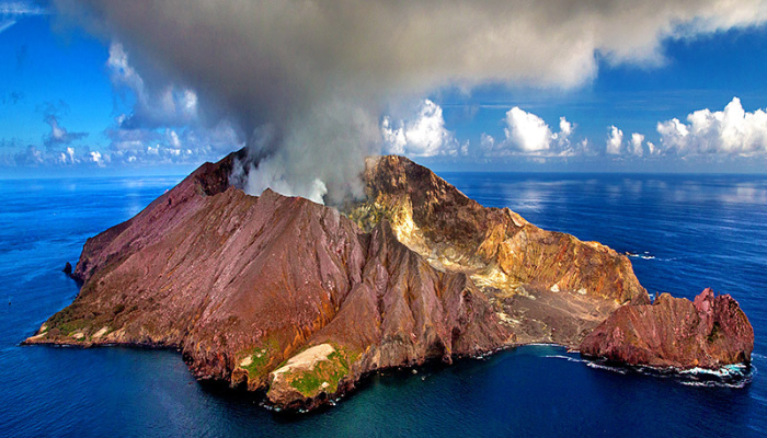 Image: 1 White Island (https://commons.wikimedia.org/wiki/File:1_White_Island.jpg) by Julius Silver on Wikimedia Commons. CC BY-SA 4.0 (https://creativecommons.org/licenses/by-sa/4.0/deed.en). Image cropped.
