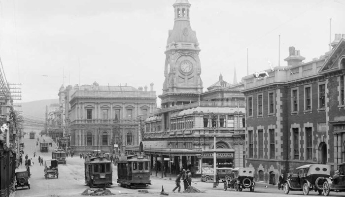 1920s photo of Princes Street, Dunedin. The Bank of New Zealand, Stock Exchange and Dunedin Post Office are on the right.