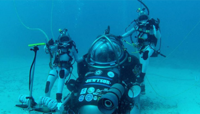 2012 colour photo of 2 people either side of a DeepWorker submersible during the NEEMO 16 exploration mission.