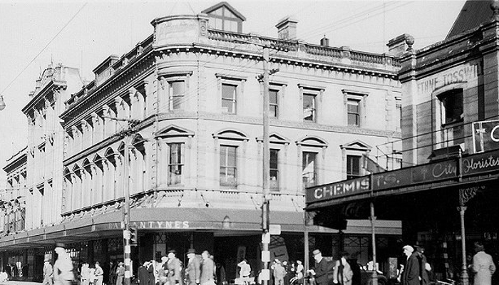 Black and white photo from 1947 showing the Ballantyne's department store just before the disastrous fire.