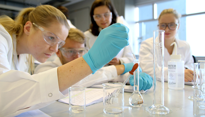 Image: Bachelor Students - Chemistry Lab (https://www.flickr.com/photos/92416586@N05/12188423293) by NTNU, Faculty of Natural Sciences on Flickr.