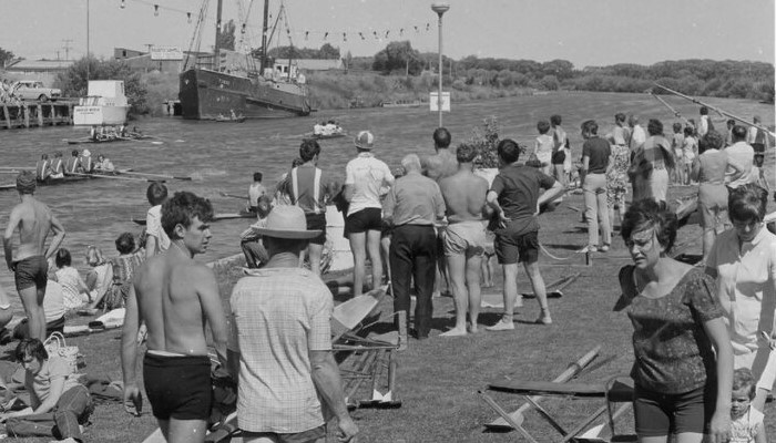 1969 black and white photo of spectators watching a heat at the Cure Boating Club's Regatta in Kaiapoi.