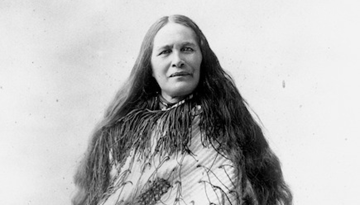 1890s close up photo of Huria Matenga. She wears a korowai (tasselled cloak) around her shoulders.