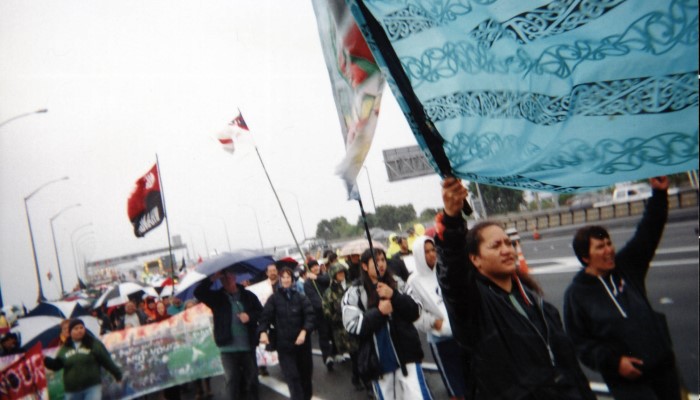 2004 photo of a hikoi marching over the Auckland Harbour Bridge from Northcote.