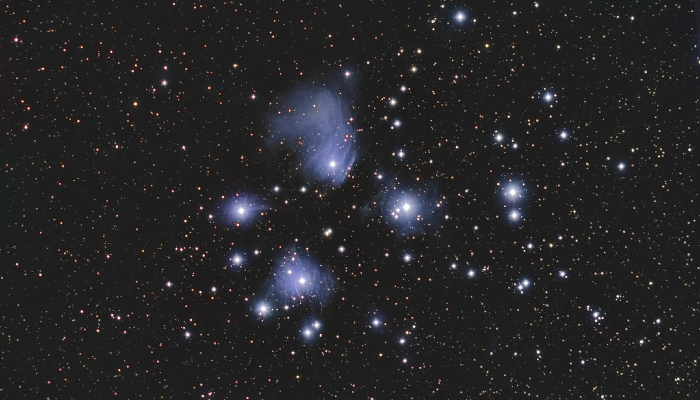 Colour image of the whetu (stars) of Matariki (also known as the Pleiades) shining brightly in the night sky.