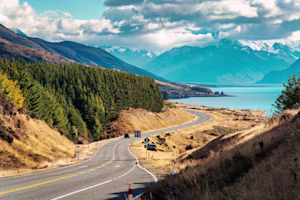 Mount Cook or Aoraki and Lake Pukaki on sunny day during autumn at Peters lookout, New Zealand