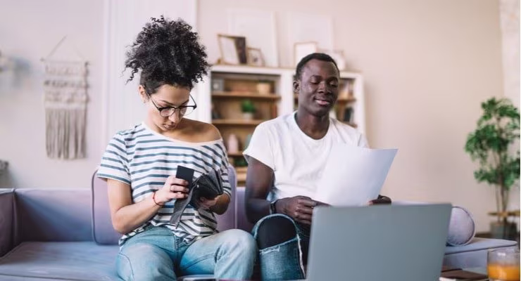 Couple making credit card application