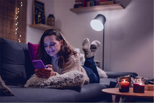 img-girl-phone-edited