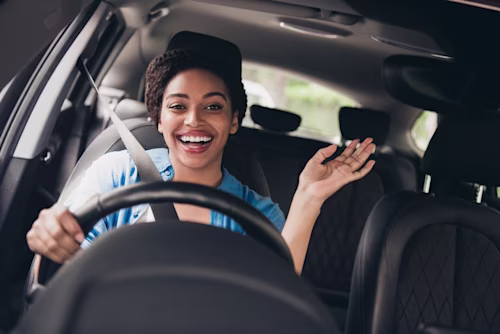 img-woman-smiling-car-shutterstock-2562144569