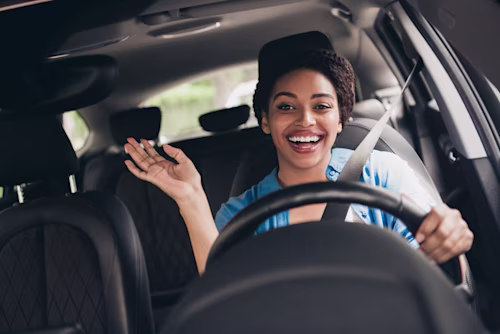 img-woman-smiling-car-shutterstock-2562144569