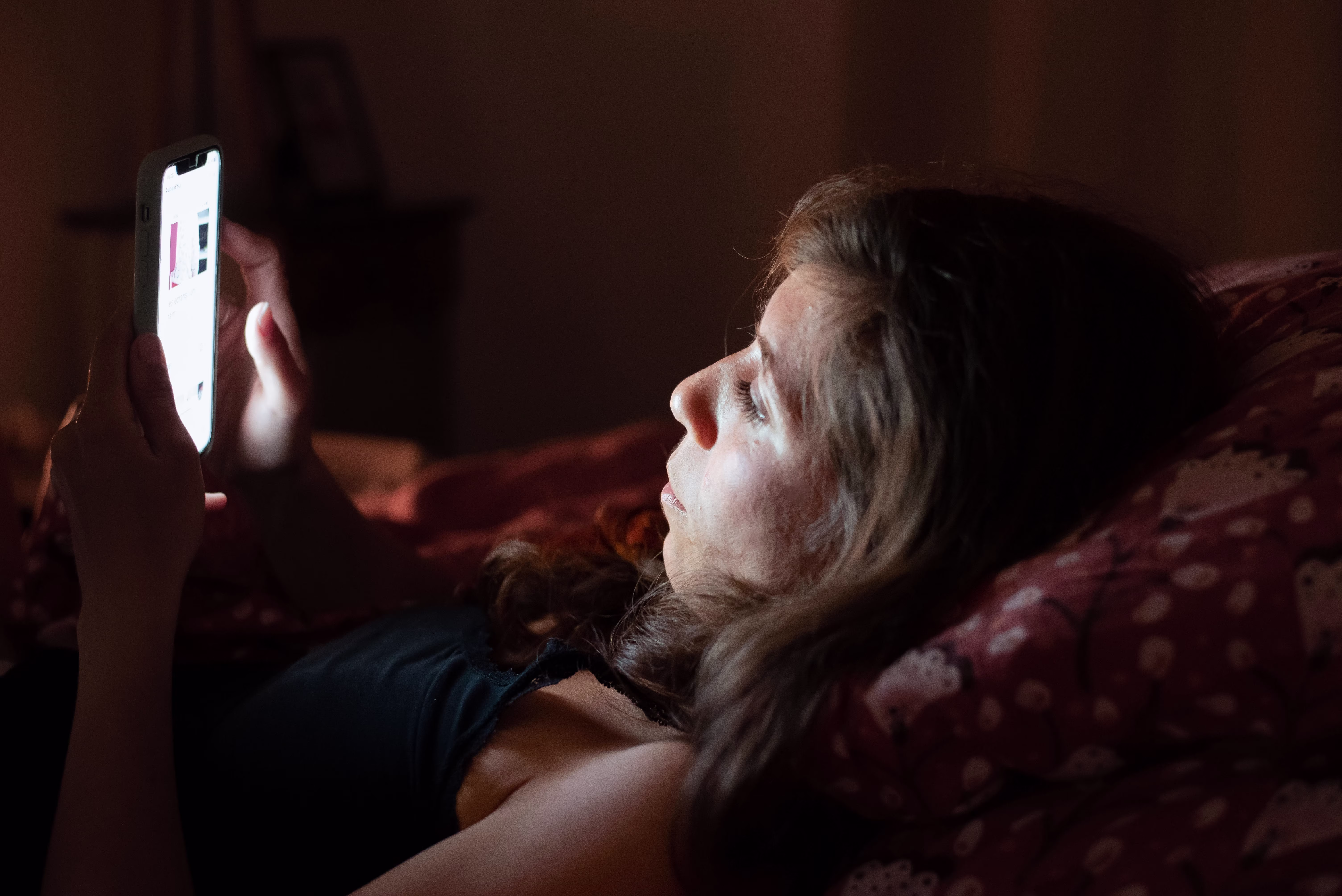 women scrolling