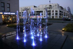 zespol-2-fontann-dry-plaza-na-osiedlu-robyg-warszawa-wilanow-2015r-3-300x200