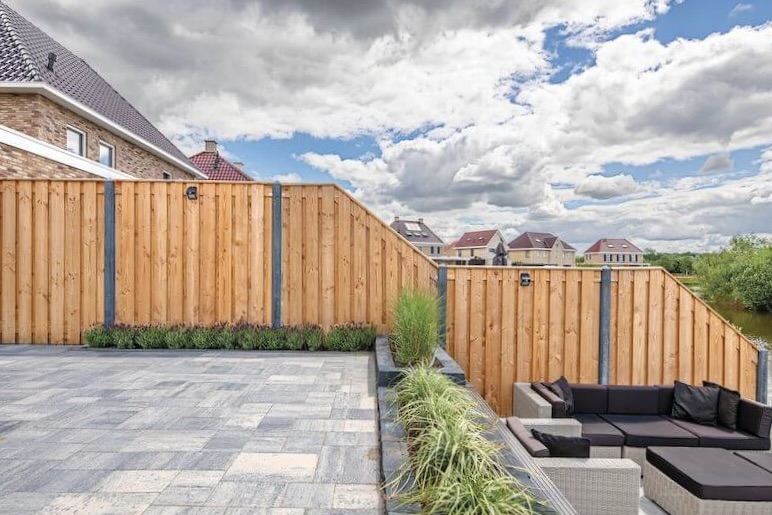 hout-beton-schutting-betonpaal-water-terras 2