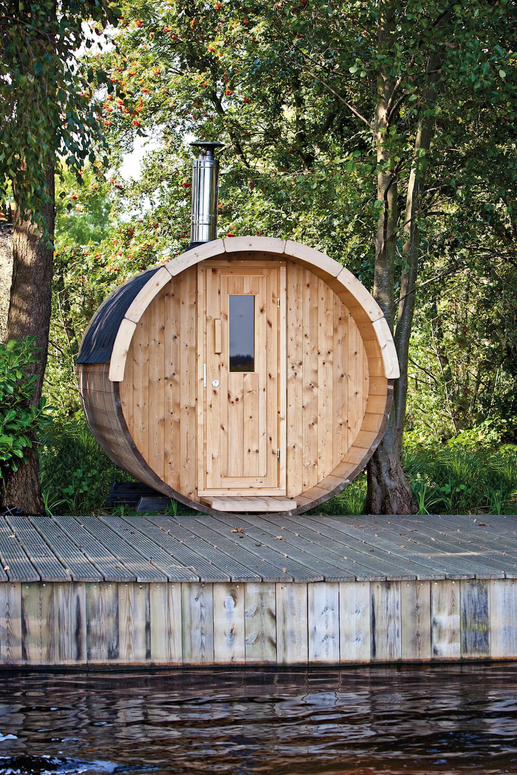 saunabarrel houten vlonder aan het water