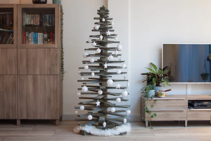 Grijze kerstboom hout witte kerstversiering