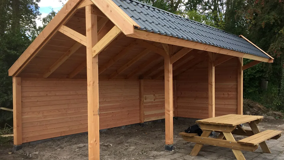 Kapschuur overkapping lariks hout geschaafd