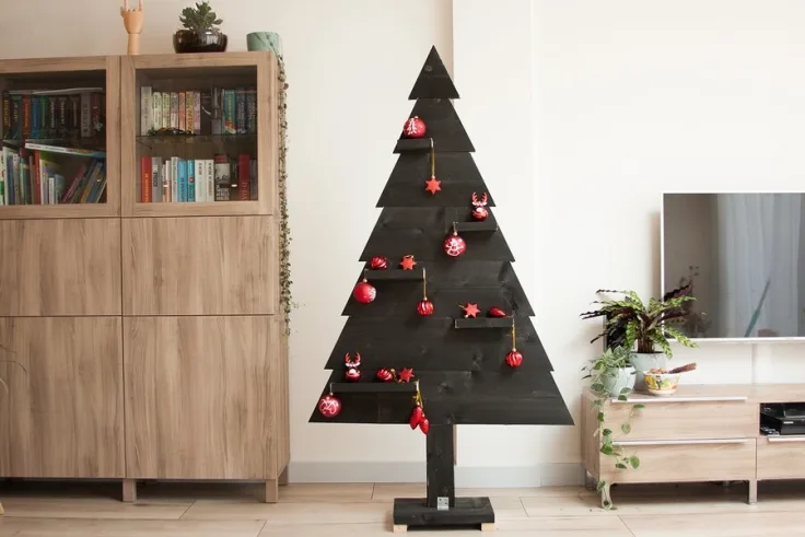 Steigerhout zwarte kerstboom rood luxe kerstboomversiering