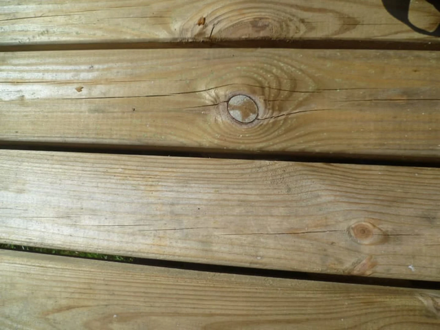 Picnick table cracks