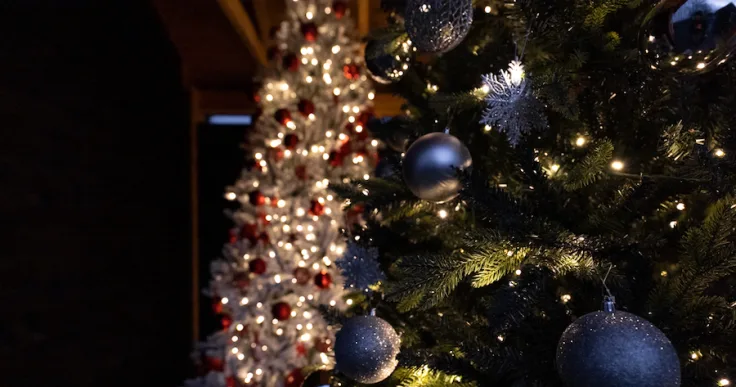 versierde kerstboom kersttraditie