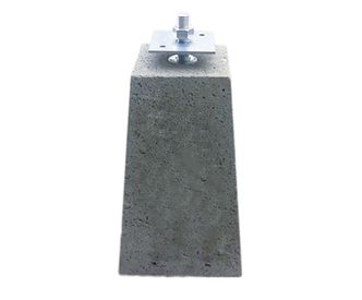 Betonpoer met beslag