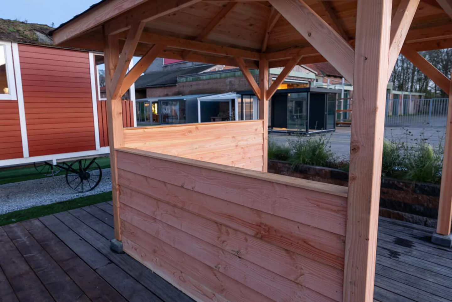Lariks Douglas Prieel met wanden voor in de tuin
